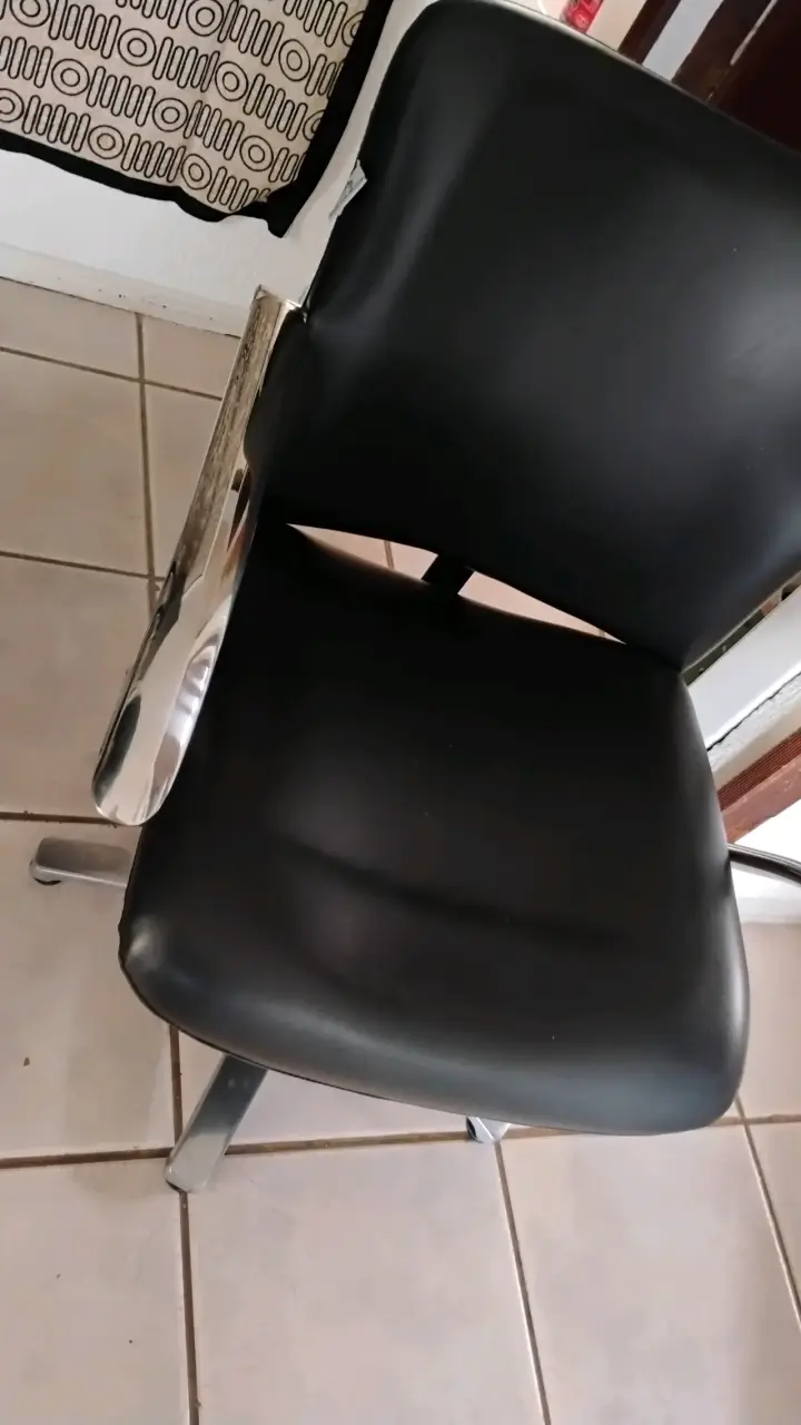Silla de peluquería negra con base cromada - 4