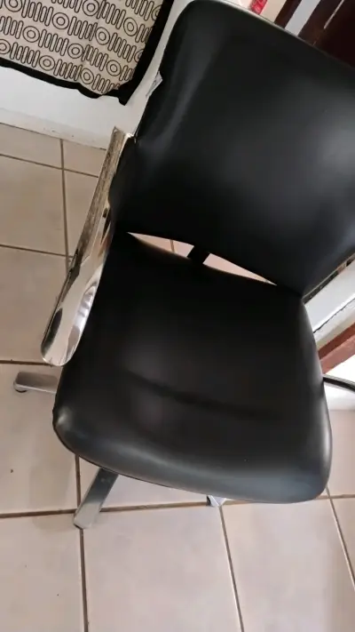Silla de peluquería negra con base cromada - miniatura 4