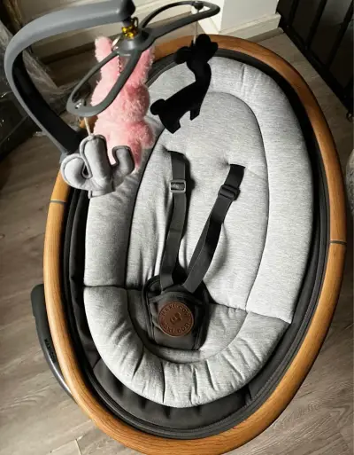 Mecedora para bebé Maxi-Cosi gris con juguetes - miniatura 1