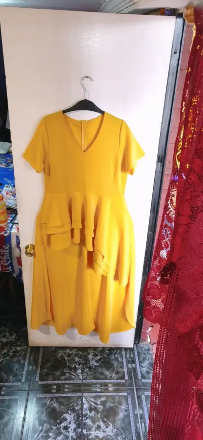 Vestido amarillo con volantes para mujer - miniatura 1