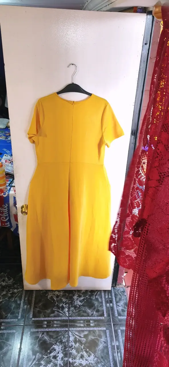 Vestido amarillo con volantes para mujer - 2