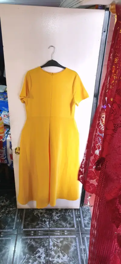 Vestido amarillo con volantes para mujer - miniatura 2