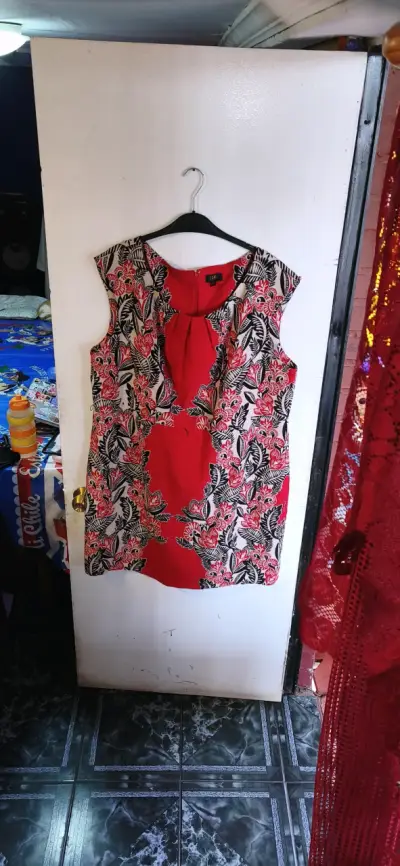 Vestido sin mangas estampado floral rojo y negro - miniatura 1