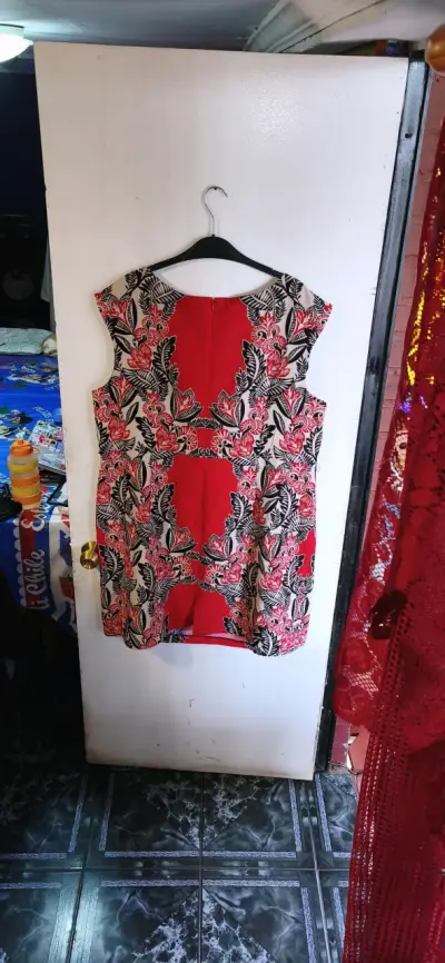 Vestido sin mangas estampado floral rojo y negro - miniatura 2