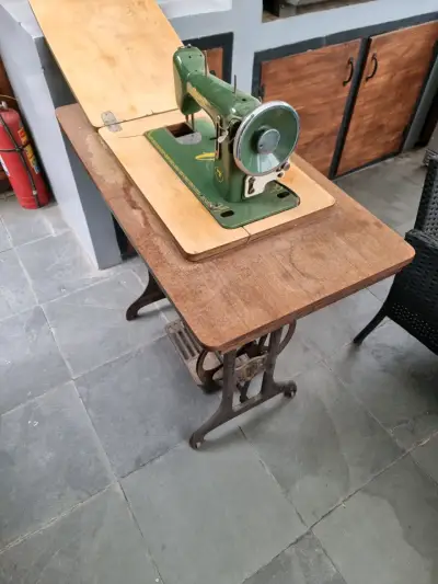 Máquina de coser Vigorelli antigua verde - miniatura 2