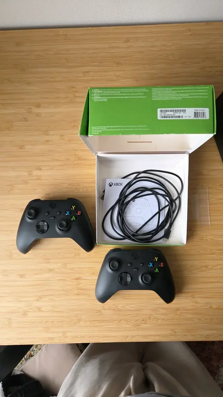 Consola Xbox Series X con dos controles originales - 3