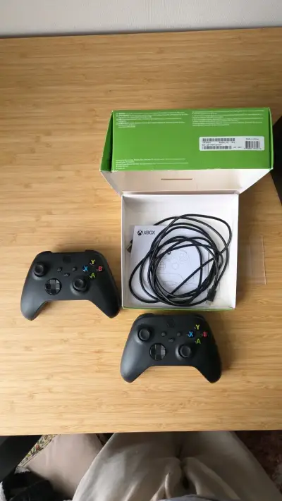 Consola Xbox Series X con dos controles originales - miniatura 3