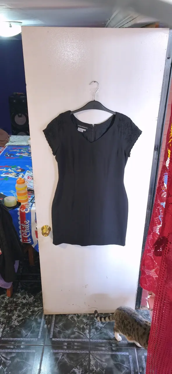 Vestido negro con encaje Donna Morgan