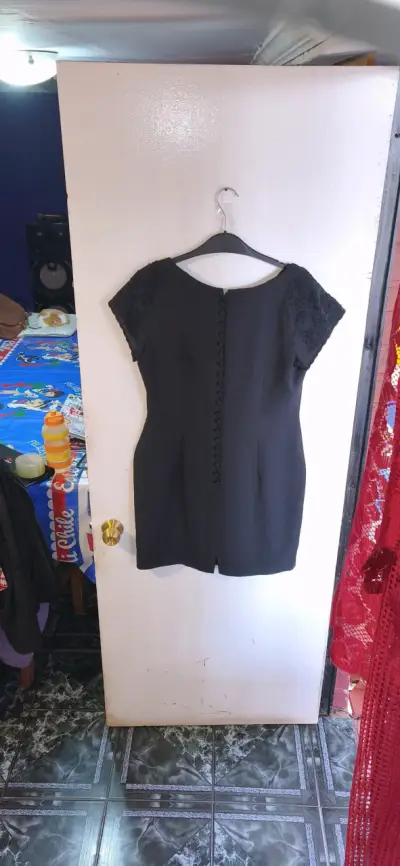 Vestido negro con encaje Donna Morgan - miniatura 2