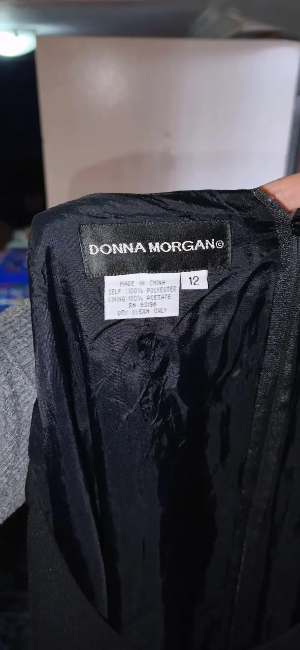 Vestido negro con encaje Donna Morgan - 3