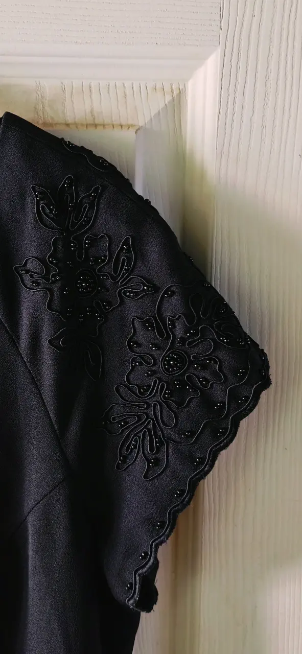 Vestido negro con encaje Donna Morgan - 4