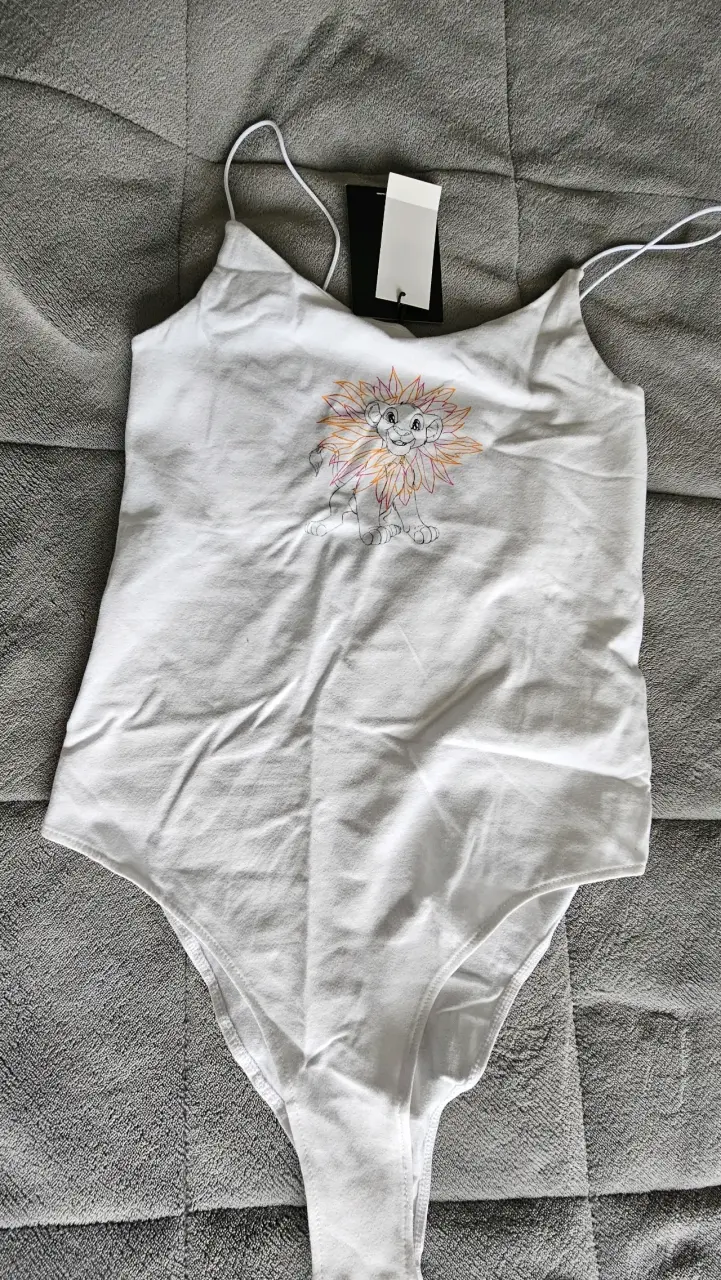 Body blanco con diseño de león