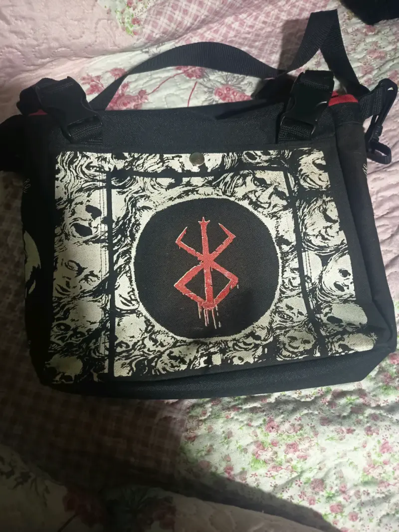 Bolso bandolera con diseño artístico en negro - 1