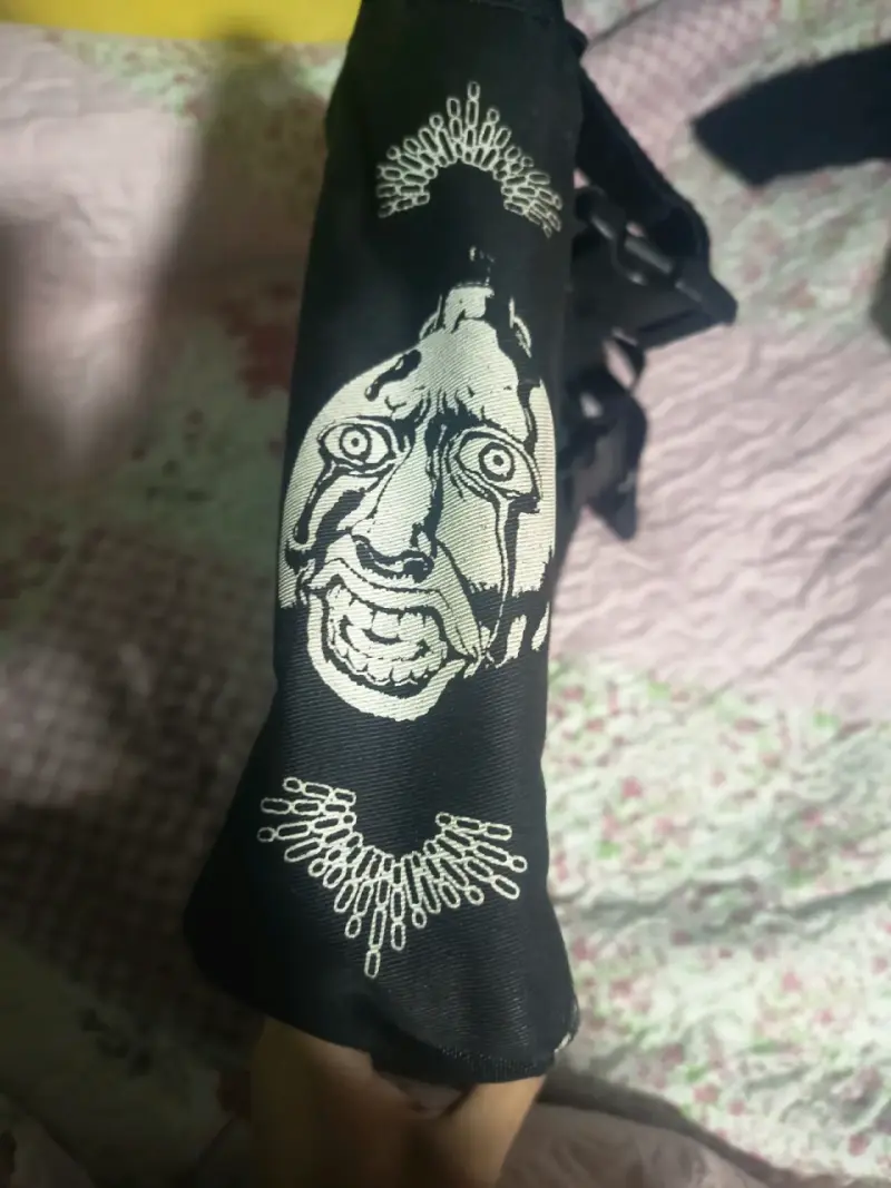 Bolso bandolera con diseño artístico en negro - 2