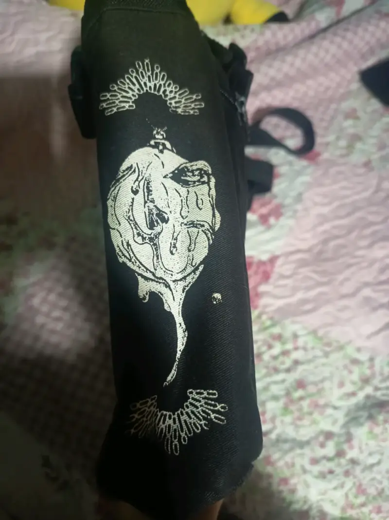 Bolso bandolera con diseño artístico en negro - 3