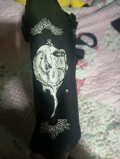 Bolso bandolera con diseño artístico en negro - miniatura 3