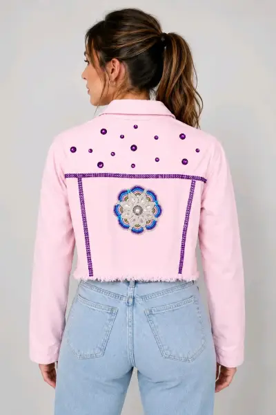 Chaqueta corta rosa con detalles de pedrería - miniatura 2