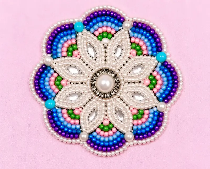 Chaqueta corta rosa con detalles de pedrería - 5