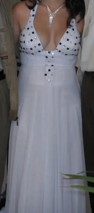 Vestido largo blanco con detalles brillantes - miniatura 1