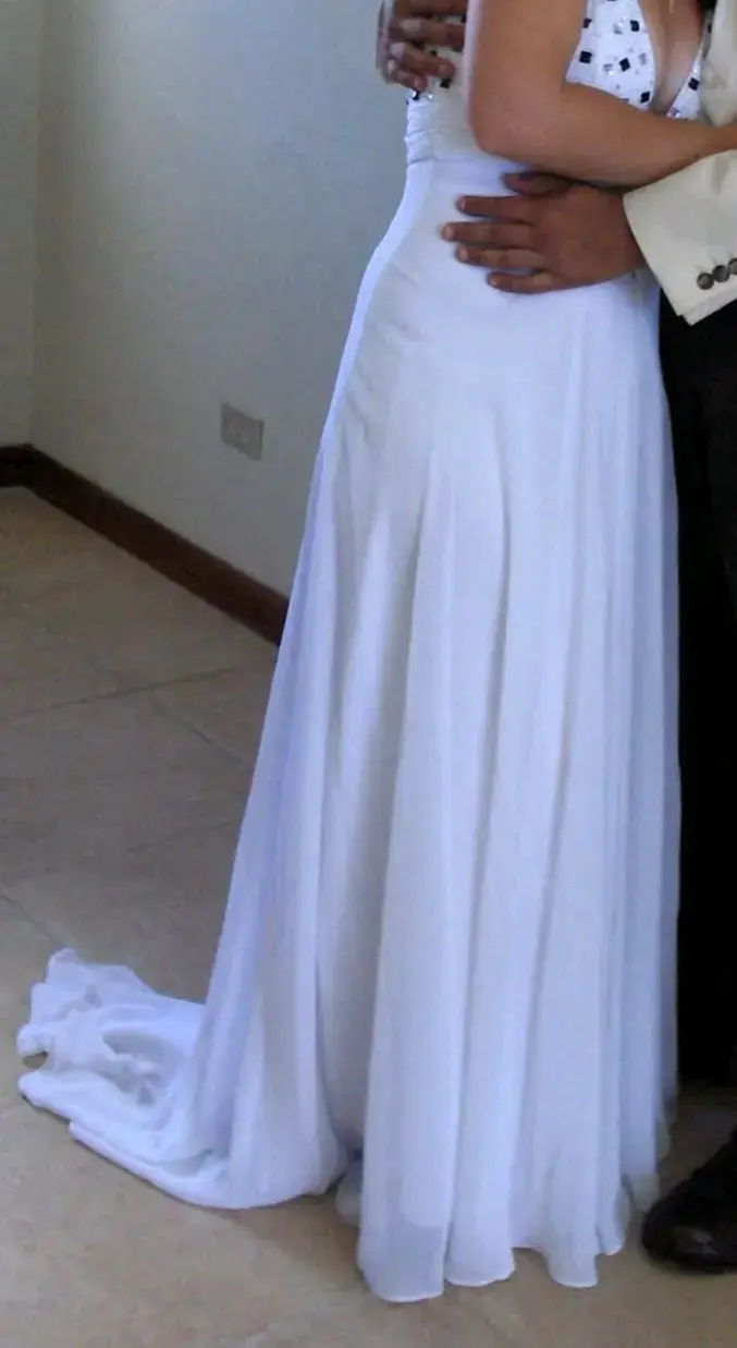 Vestido largo blanco con detalles brillantes - 2