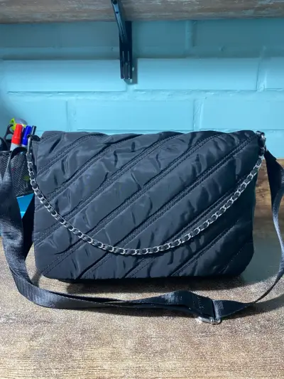 Cartera negra con cadena y cierre magnético - miniatura 1