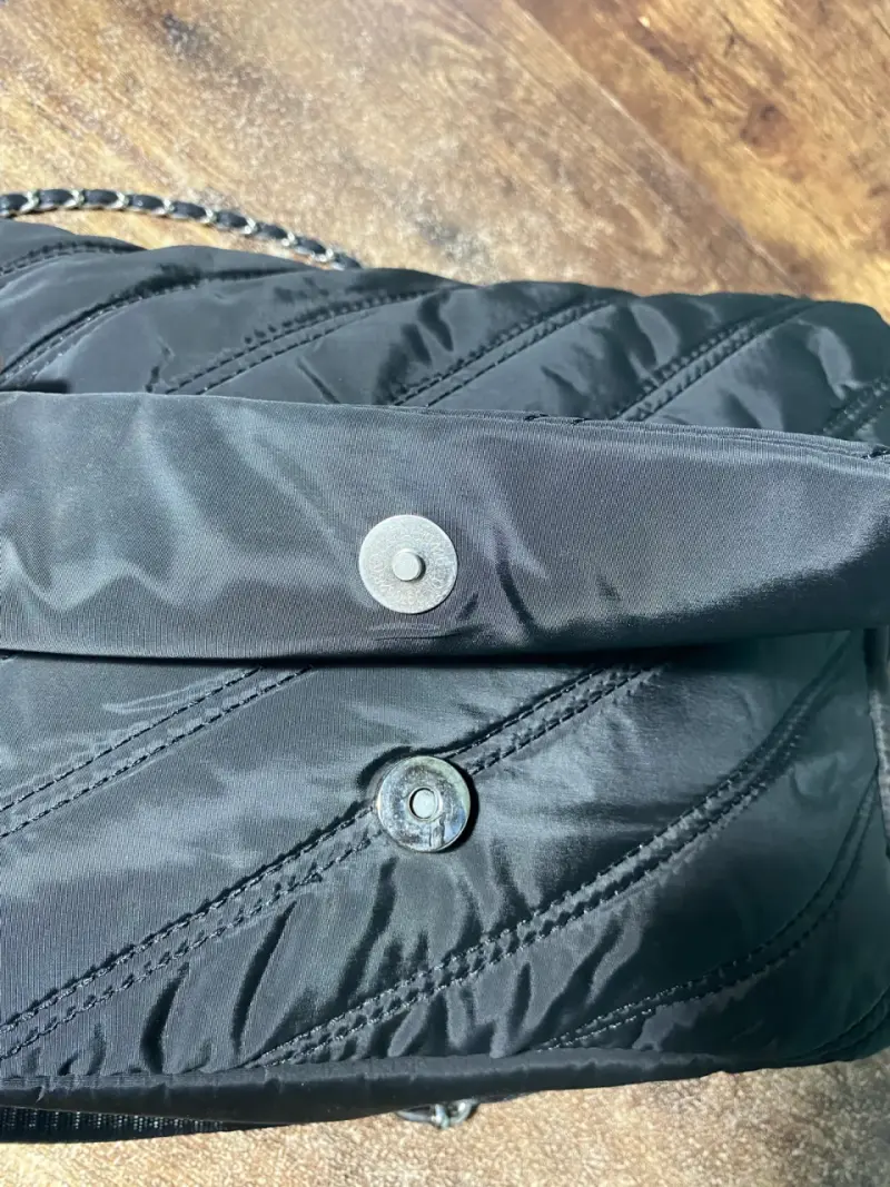 Cartera negra con cadena y cierre magnético - 2