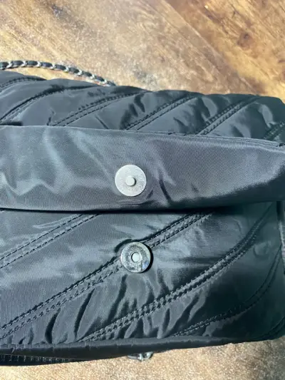 Cartera negra con cadena y cierre magnético - miniatura 2
