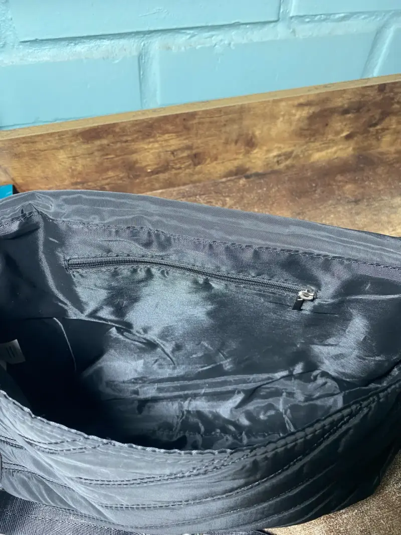 Cartera negra con cadena y cierre magnético - 3