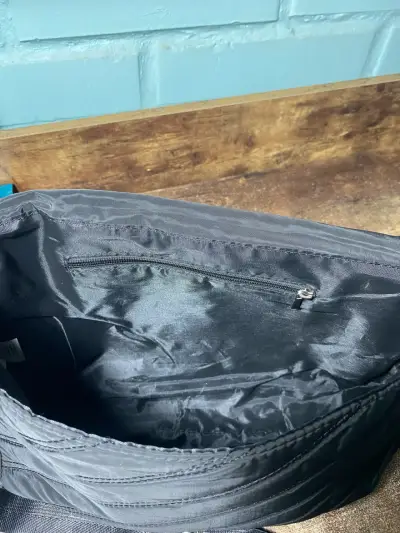 Cartera negra con cadena y cierre magnético - miniatura 3