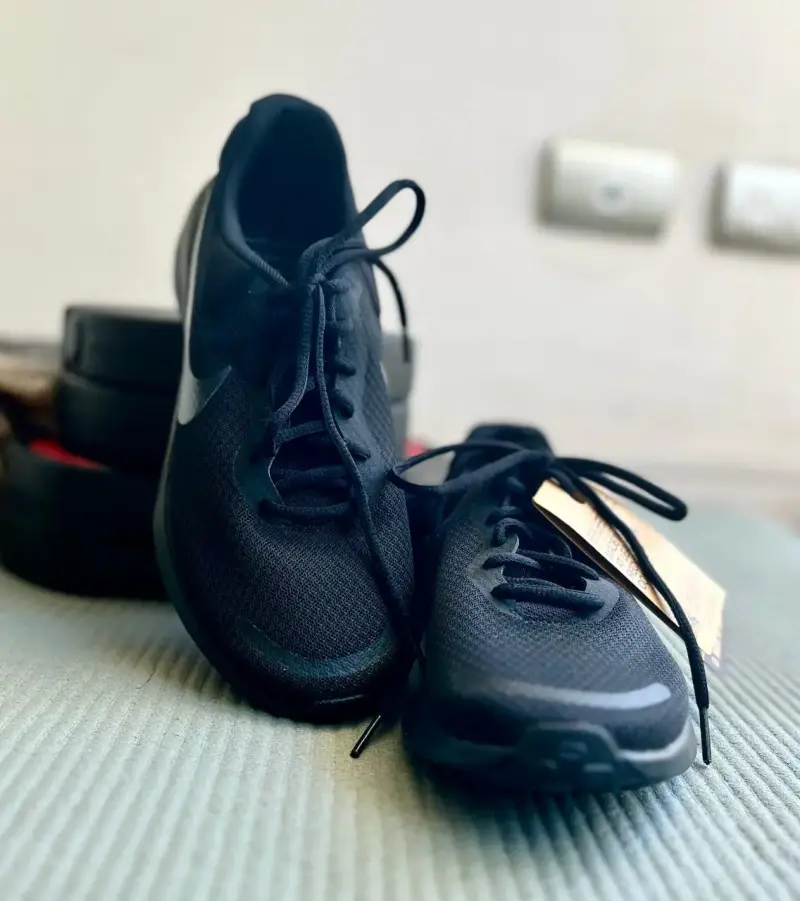 Zapatillas Nike negras nuevas - 1