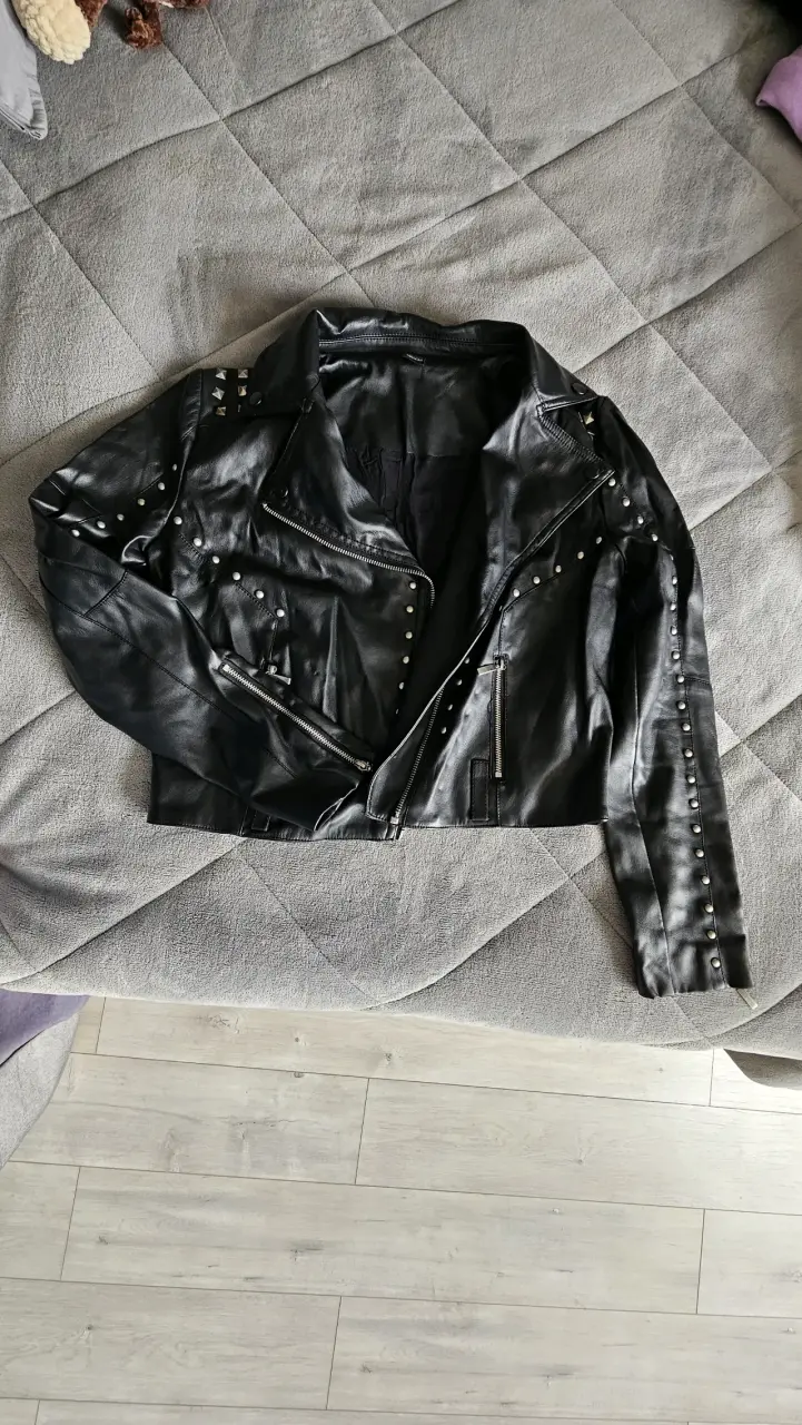 Chaqueta de cuero negra con tachas