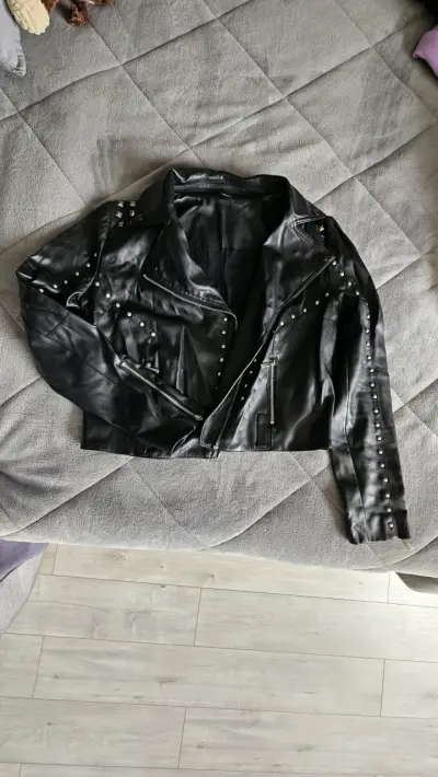 Chaqueta de cuero negra con tachas - miniatura 1