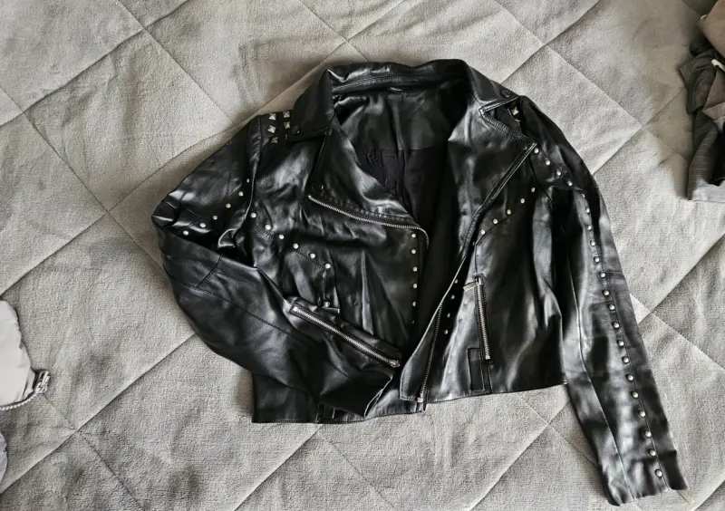Chaqueta de cuero negra con tachas - 2