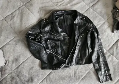 Chaqueta de cuero negra con tachas - miniatura 2