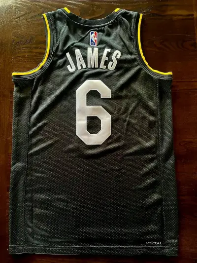 Camiseta NBA Lakers Negra Número 6 - miniatura 2