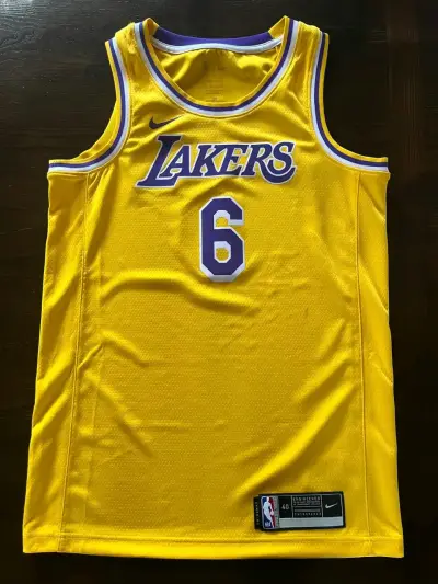 Camiseta NBA Lakers LeBron James Amarilla - miniatura 1