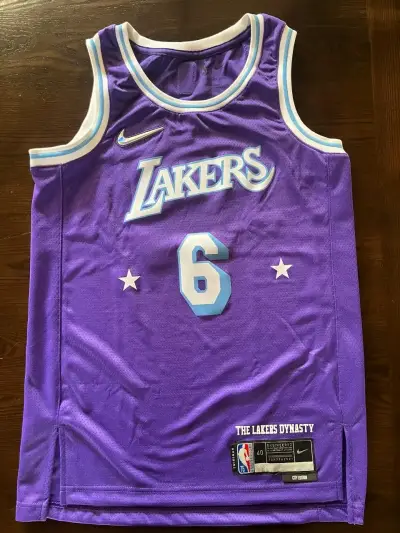 Camiseta NBA Lakers LeBron James Morada - miniatura 1