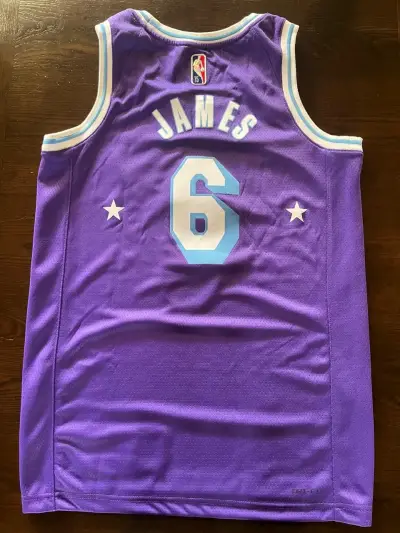 Camiseta NBA Lakers LeBron James Morada - miniatura 2