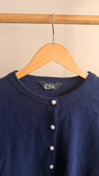 Cardigan azul marino de lana para mujer - miniatura 2