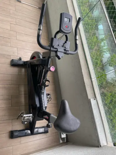 Bicicleta de Spinning Magnética con Monitor - miniatura 3