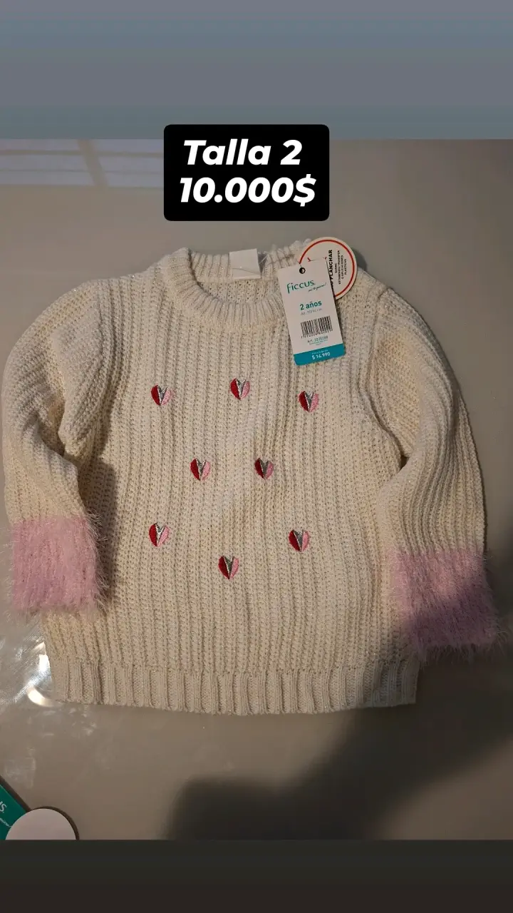 Suéter de niña con corazones y puños rosados