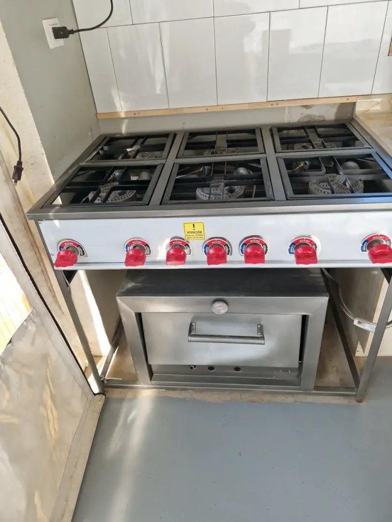 Cocina industrial a gas de 6 quemadores con horno - 2