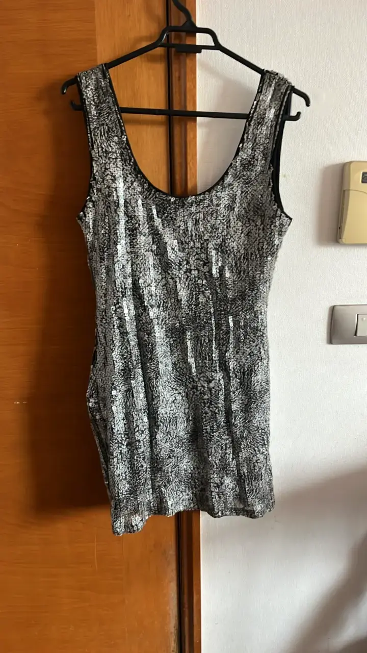 Vestido de lentejuelas plateado elegante - 1