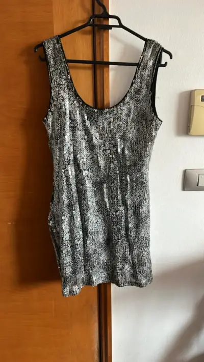 Vestido de lentejuelas plateado elegante - miniatura 1