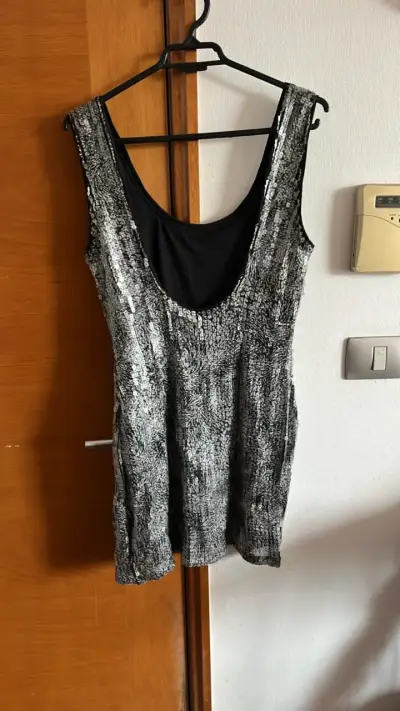 Vestido de lentejuelas plateado elegante - miniatura 2