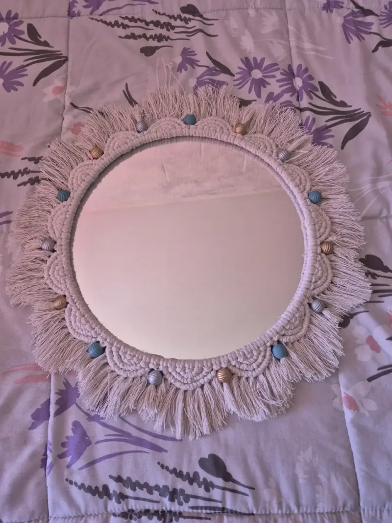 Espejo decorativo con marco de macramé