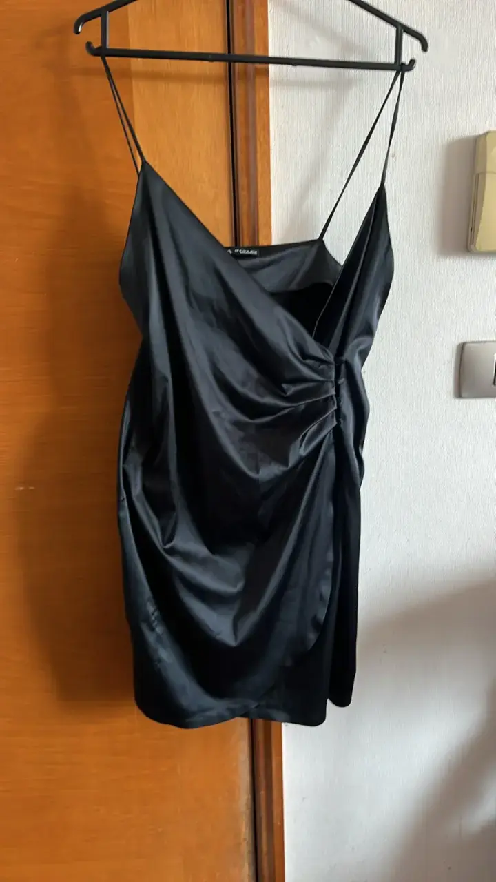 Vestido negro de satén con tirantes - 1