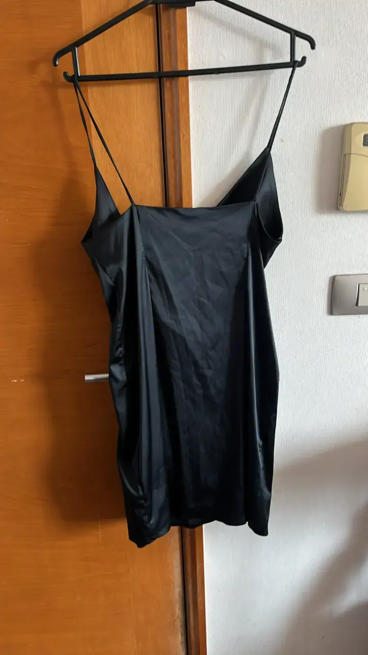 Vestido negro de satén con tirantes - 2
