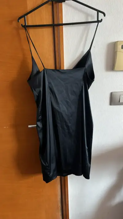 Vestido negro de satén con tirantes - miniatura 2