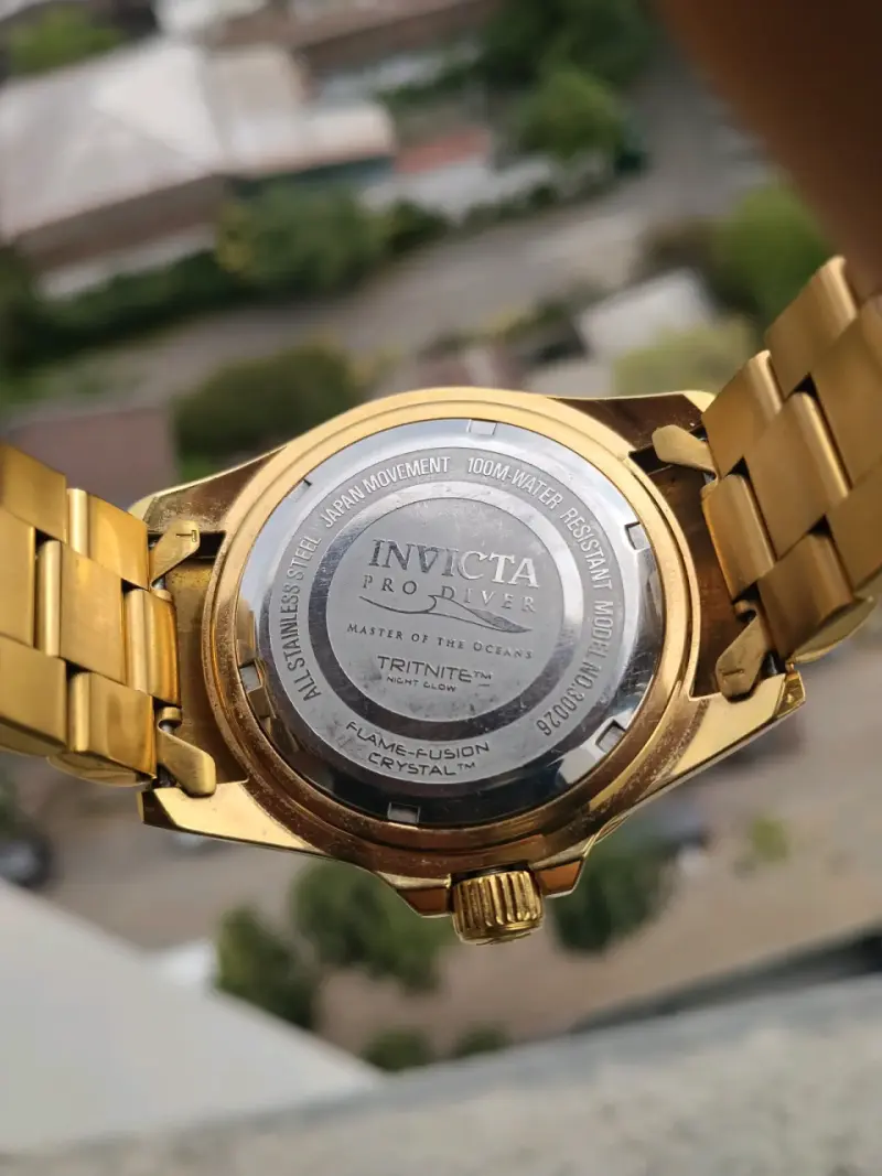 Reloj Invicta Pro Diver dorado resistente al agua - 2